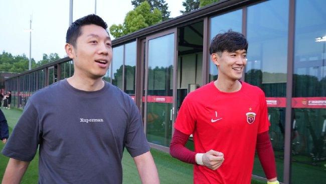 那侦察兵惊恐至极，一边仓惶逃离，一边用无线电向上级汇报：万……万龙殿的人，全都死了……卢战军……也死了……。